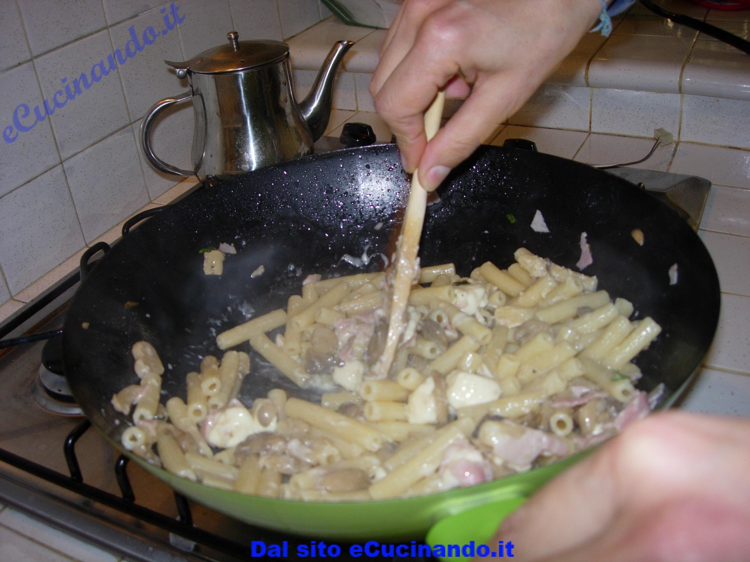 Clicca per vedere la foto ingrandita Pasta-con-funghi