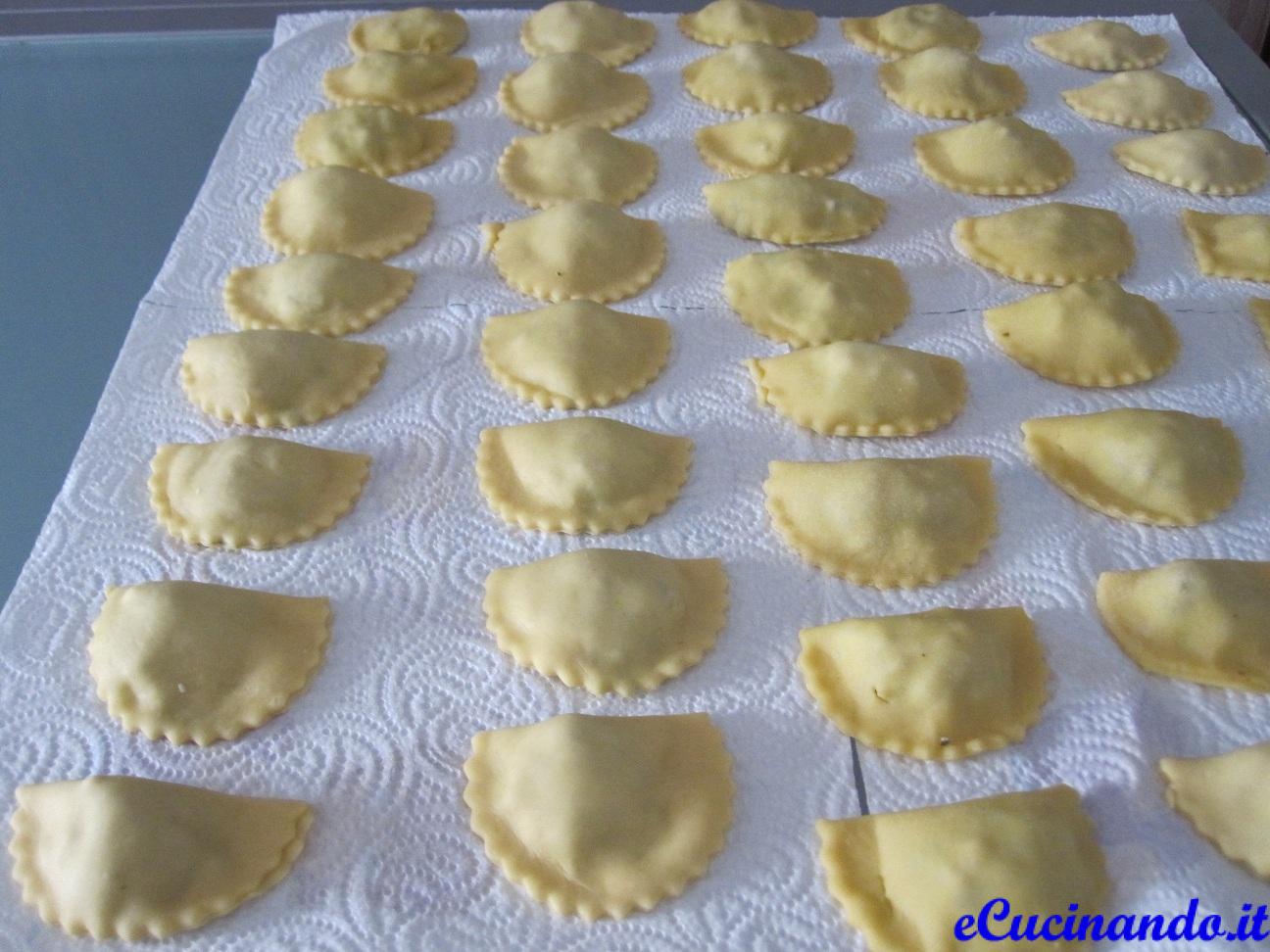 Clicca per vedere la foto ingrandita Mezzelune-al-pesto