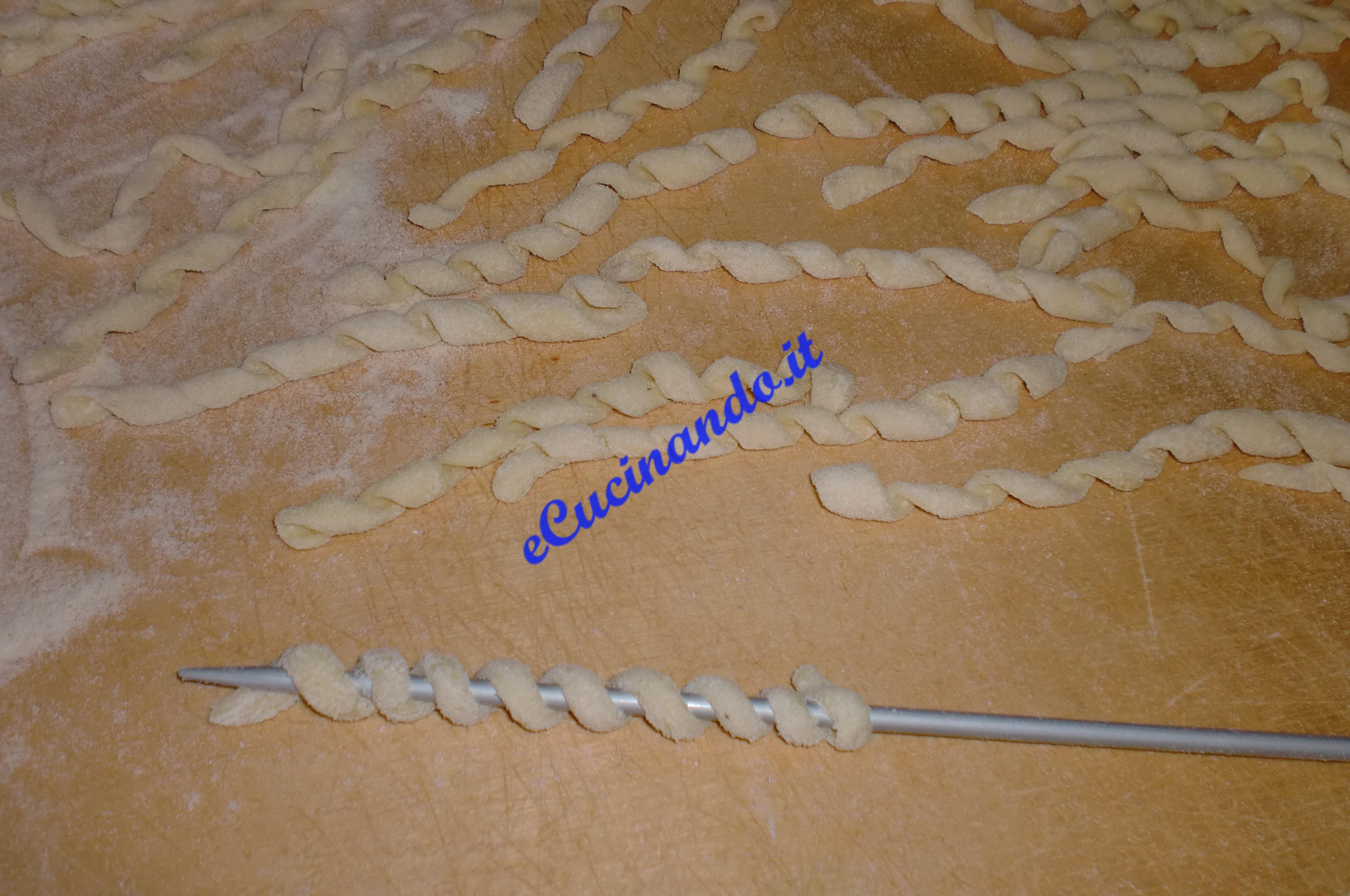  Fusilli fatti in casa con il ferretto, senza uova. :  Discutiamo le nostre ricette